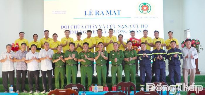 Ra mắt các thành viên Đội chữa cháy và cứu nạn, cứu hộ tình nguyện xã Trường Xuân.