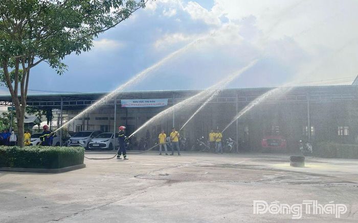 Lực lượng phòng cháy, chữa cháy phối hợp cùng Đội thực hành diễn tập phương án chữa cháy và cứu nạn, cứu hộ ngay sau lễ ra mắt.