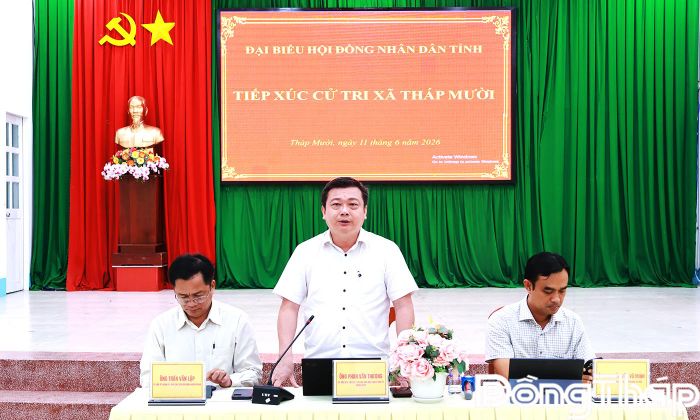 Đại biểu Phan Văn Thương phát biểu ý kiến tại buổi tiếp xúc cử tri.