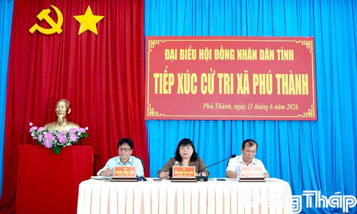 Đại biểu HĐND tỉnh ghi nhận ý kiến cử tri.