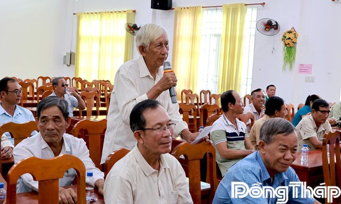 Cử tri xã Tháp Mười nêu ý kiến.