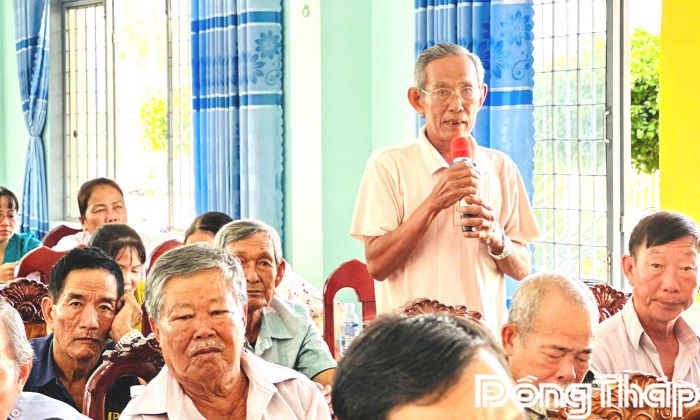 Cử tri xã Phú Thành phát biểu ý kiến tại buổi tiếp xúc.
