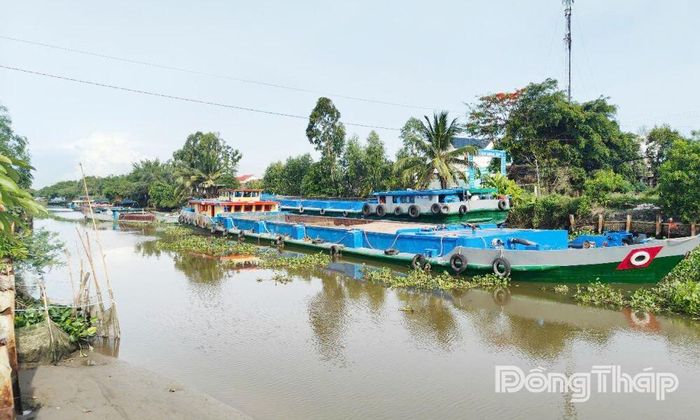 Nhiều phương tiện phải hạ tải cho nổi lên mới không bị vướng cạn.