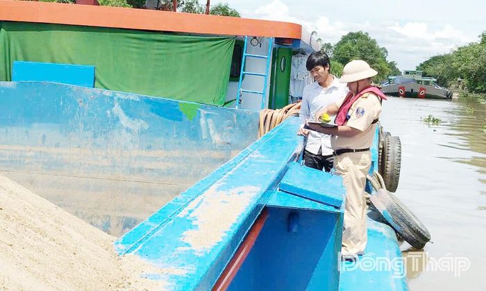 Sáng 11-6, lực lượng Cảnh sát giao thông đường thủy có mặt kiểm tra các phương tiện trên tuyến.
