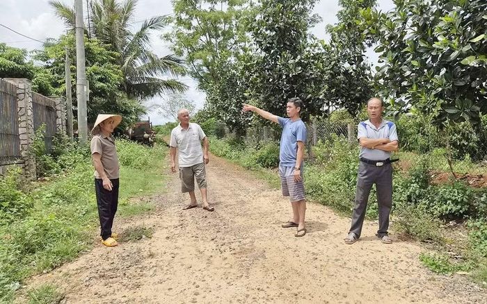 Nhiều hộ dân bức xúc vì mùi hôi phát sinh từ trại nuôi heo của gia đình ông Lê Công Chánh. Ảnh: N.S