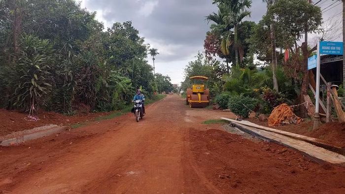  Người dân đồng thuận di dời kiến trúc, hiến đất để nâng cấp, mở rộng tuyến đường. Ảnh: N.D 