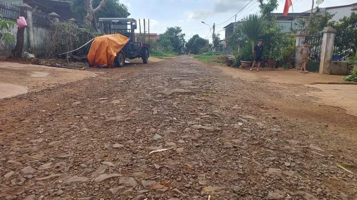  Nhiều đoạn mặt đường Cao Bá Quát bong tróc gây khó khăn trong việc đi lại. Ảnh: N.D 