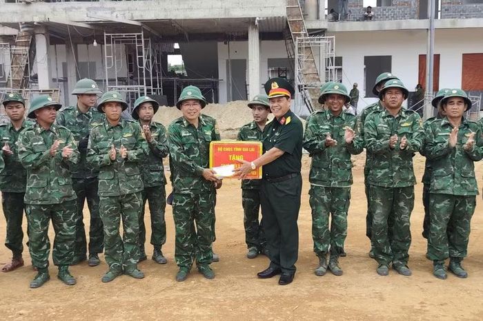 Đoàn công tác Bộ CHQS tỉnh tặng quà động viên lực lượng Biên phòng đang thực hiện nhiệm vụ trên địa bàn xã Ia Púch. Ảnh: Thanh Tuyền 