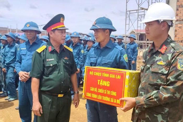 Đoàn công tác Bộ CHQS tỉnh thăm hỏi, động viên và trao quà cho cán bộ, chiến sĩ đang thực hiện nhiệm vụ hỗ trợ xây dựng trường học tại xã Ia Mơ. Ảnh: Thanh Tuyền 