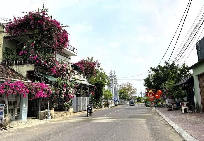  Phong trào thi đua “Chung sức xây dựng nông thôn mới, đô thị văn minh” góp phần đổi thay diện mạo nông thôn, tạo động lực phát triển kinh tế - xã hội. Ảnh: N.H 