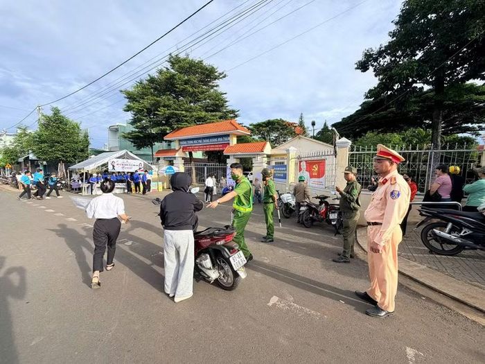  Lực lượng Công an đảm bảo an ninh trật tự, an toàn giao thông tại điểm thi Trường THPT Hoàng Hoa Thám (phường Thống Nhất). Ảnh: Văn Ngọc 