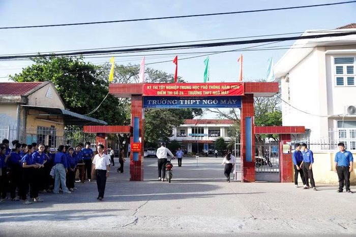  Điểm thi tại Trường THPT Ngô Mây có 437 thí sinh của Trường THPT Ngô Mây và Trung tâm Giáo dục nghề nghiệp - Giáo dục thường xuyên Phù Cát dự thi. Ảnh: Hồng Phúc 