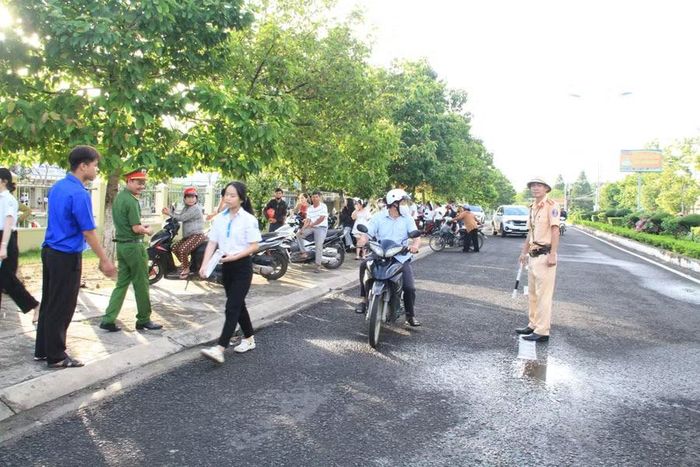  Tổ địa bàn số 5 (Ayun Pa) - Đội Cảnh sát giao thông đường bộ số 1 đảm bảo giao thông trước điểm thi số 076 - Trường THPT Lê Thánh Tông. Ảnh: Hoàng Hoài 