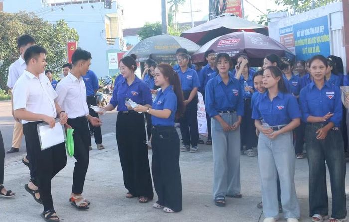  Lực lượng đoàn viên, thanh niên hỗ trợ, tiếp sức các thí sinh trong buổi thi đầu tiên tại Trường THPT Vĩnh Thạnh. Ảnh: Quang Tấn 