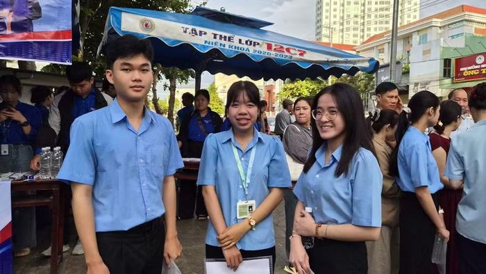  Thí sinh tại điểm thi Trường THPT chuyên Hùng Vương (phường Diên Hồng) sẵn sàng bước vào kỳ thi. Ảnh: Ngọc Sang 