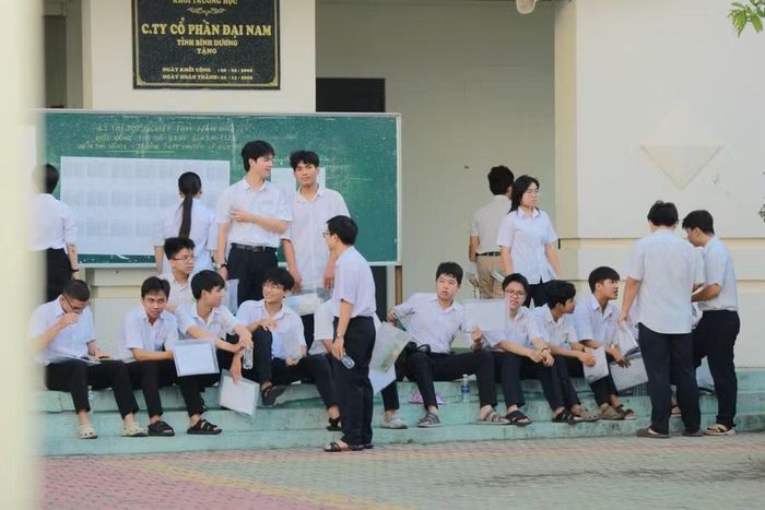  Sĩ tử đến điểm thi Trường THPT chuyên Lê Quý Đôn (phường Quy Nhơn) sớm chờ vào môn thi Ngữ văn. Ảnh: Huỳnh Vỹ 