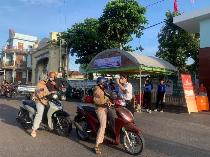  Những thí sinh đầu tiên đến điểm thi của Trường THPT số 2 Tuy Phước. Ảnh: Thảo Khuy 