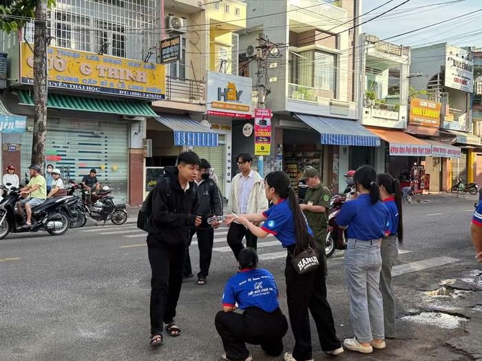  Thí sinh được tiếp sức tại điểm thi Trường THPT số 1 Nguyễn Thái Học (phường Quy Nhơn Nam). Ảnh: Dương Linh 