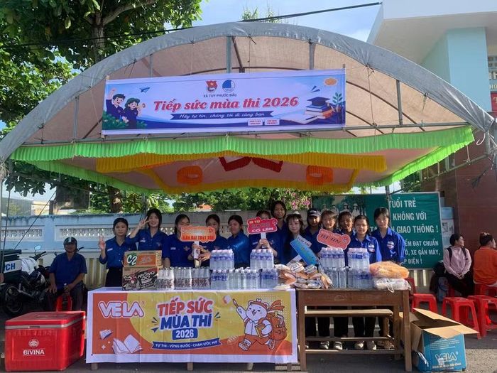  Đội hình tiếp sức mùa thi sẵn sàng hỗ trợ thí sinh. Ảnh: Thảo Khuy 