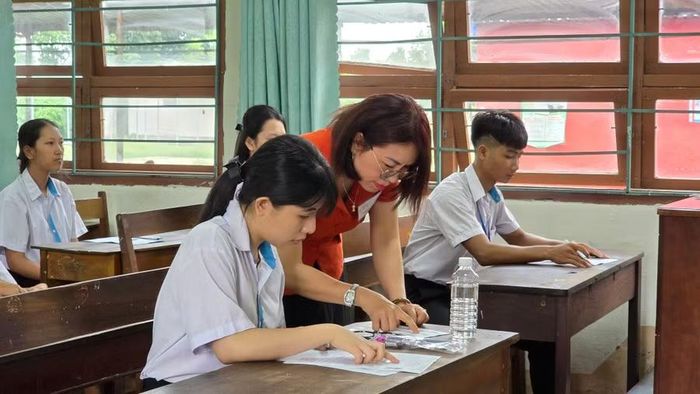  Sĩ tử tại điểm thi Trường THPT Lê Thánh Tông vào thi môn Ngữ văn. Ảnh: Hoàng Hoài 