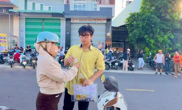  Phụ huynh nhắc con kiểm tra giấy tờ cần thiết trước khi vào thi môn Ngữ văn. Ảnh: Minh Chí 