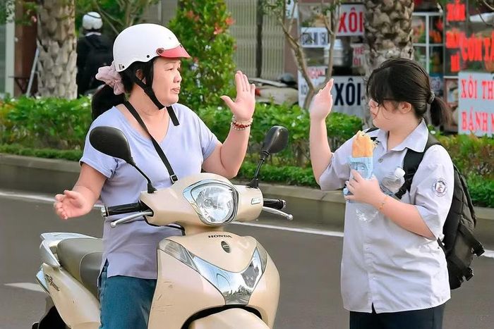  Phụ huynh động viên tinh thần cho sĩ tử trong buổi sáng đầu tiên của kỳ thi. Ảnh: Đức Thụy 