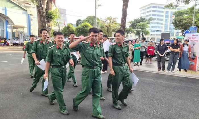  Thí sinh khối lực lượng vũ trang tại điểm thi Trường THPT chuyên Hùng Vương (phường Diên Hồng). Ảnh: Ngọc Sang 