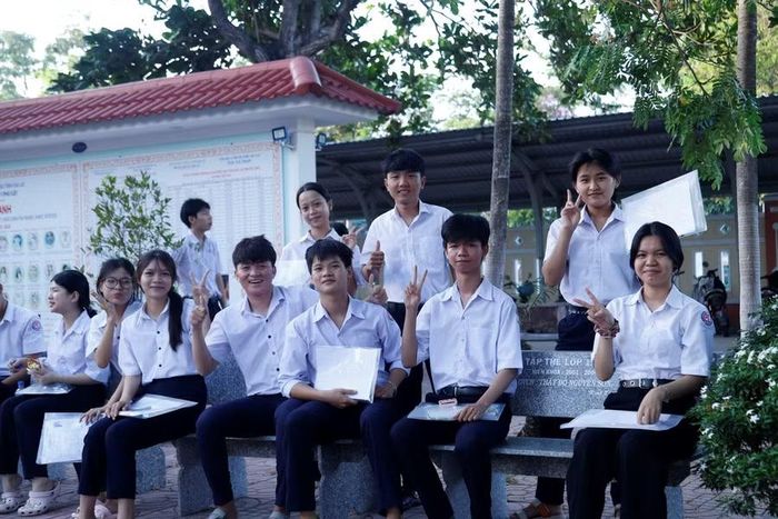  Các em học sinh Trường THPT số 1 Phù Cát vui vẻ, tự tin trước giờ thi. Ảnh: Hồng Phúc 