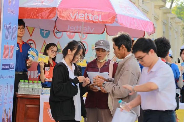  Phụ huynh sát cánh cùng con. Ảnh: Huỳnh Vỹ 