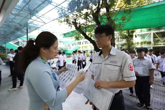Thí sinh tại TP.HCM trước giờ thi môn ngữ văn tốt nghiệp THPT 2026