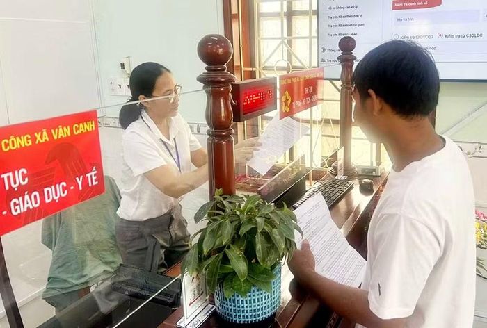  Người dân nhận kết quả tư pháp - hộ tịch tại Trung tâm Phục vụ hành chính công xã Vân Canh. Ảnh: K.A 