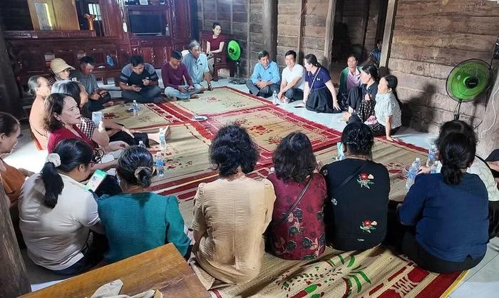 Người thân từ nhiều nơi tìm về buôn Du trong ngày gia đình bà H'Yim đoàn tụ. Ảnh: Quang Tuệ