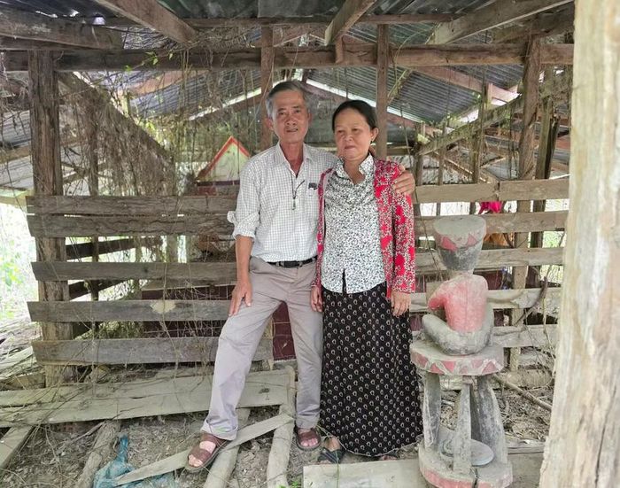 Hai anh em ông Hồ Quang Sách ra thăm mộ em gái Thiện (tức Hiao H'Thiên). Ảnh: Quang Tuệ