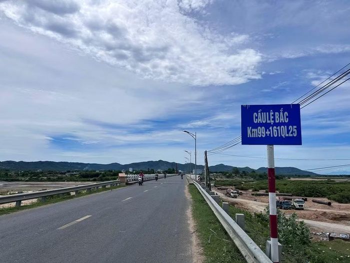 Buôn Du nằm ở đầu cầu Lệ Bắc trên quốc lộ 25. Ảnh: H.N