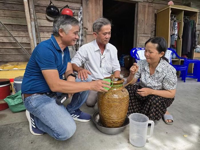 Ông Nguyễn Quang Tuệ (bìa trái) - chủ kênh YouTube "Tuệ Pleiku - đi và kể" trở thành cầu nối cho cuộc đoàn tụ. Ảnh: H.N