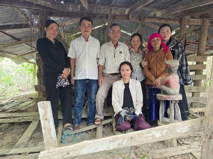 Phút giây trùng phùng của bà Hiao H'Yim (thứ 3 từ phải qua) với các anh chị em ruột. Trong ảnh, người mang khăn đội đầu là chị gái nuôi của bà H'Yim. Ảnh: Quang Tuệ