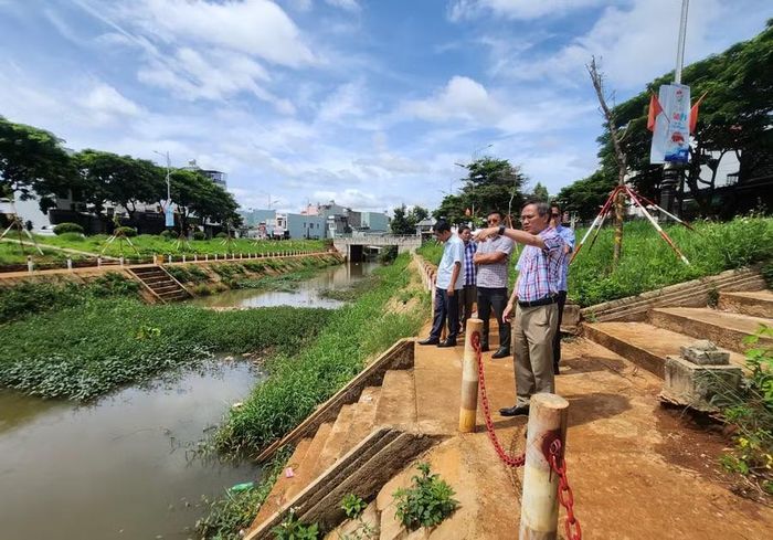 Lãnh đạo phường Pleiku khảo sát hiện trạng cảnh quan Phố đêm Chợ Nhỏ và suối Hội Phú. Ảnh: Bá Bính