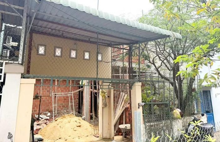 Một trường hợp tại khu dân cư tổ 10 (khu phố 8, phường Quy Nhơn Bắc) thực hiện xây dựng, sửa chữa nhà ở khi chưa được cấp thẩm quyền cho phép. Ảnh: Quang An