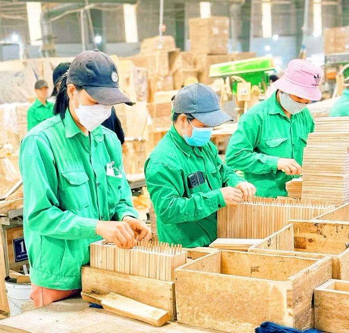  Đồ gỗ nội - ngoại thất là một trong những mặt hàng xuất khẩu quan trọng của tỉnh Gia Lai. Trong ảnh: Công nhân làm việc tại Công ty TNHH Sản xuất thương mại và xây dựng Thiên Phát (phường Hoài Nhơn Nam). Ảnh: H.Y 
