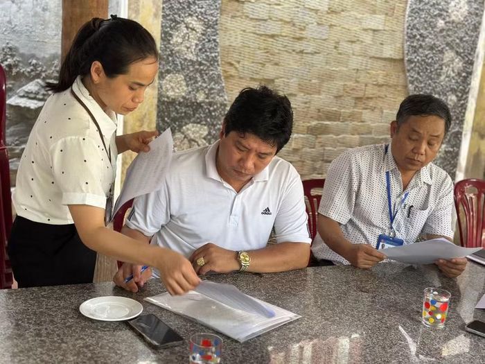  Đoàn kiểm tra lập biên bản vi phạm hành chính đối với các cơ sở vi phạm quy định về an toàn thực phẩm. Ảnh: Phi Long 