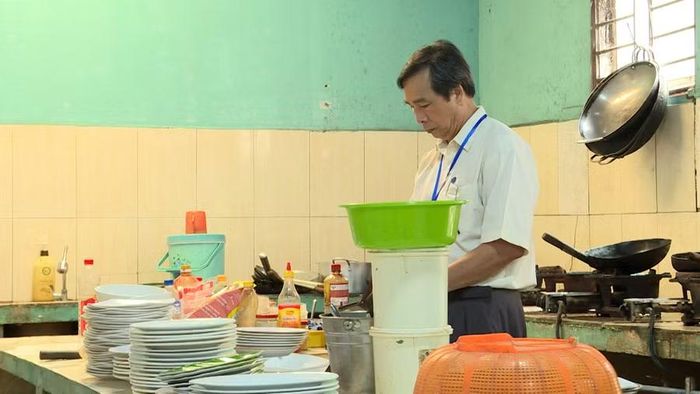  Ông Nguyễn Văn Đang - Chi cục trưởng Chi cục An toàn vệ sinh thực phẩm tỉnh kiểm tra khu vực bếp của một cơ sở kinh doanh dịch vụ ăn uống. Ảnh: Phi Long 