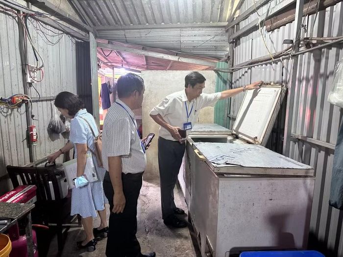  Tủ lạnh bảo quản thực phẩm tại một cơ sở không bảo đảm vệ sinh, bị rỉ sét, chưa được vệ sinh theo quy định. Ảnh: Phi Long 