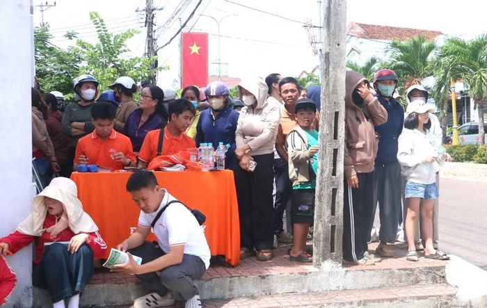  Phụ huynh tại điểm thi Trường THPT Vĩnh Thạnh đợi con hoàn thành môn thi đầu tiên. Ảnh: Quang Tấn 