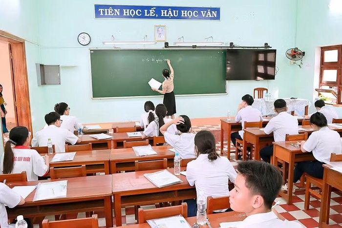  Thí sinh dự thi môn Ngữ văn tại điểm thi Trường Quốc học Quy Nhơn (phường Quy Nhơn). Ảnh: Đức Thụy 