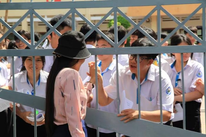  Cái nắm tay cùng những lời động viên tình cảm trở thành nguồn cổ vũ tinh thần cho các sĩ tử. Ảnh: Hoàng Hoài 
