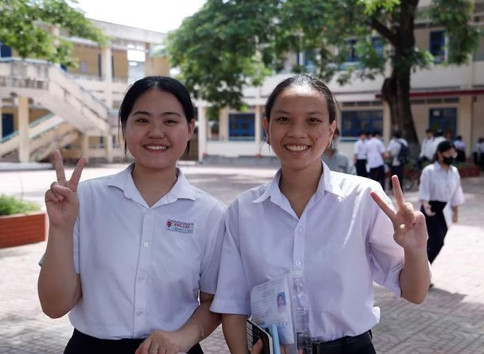  Niềm vui của thí sinh Đặng Bảo Hân (học sinh Trường THPT số 1 Phù Cát) cùng bạn khi hoàn thành tốt môn thi Ngữ văn. Ảnh: Hồng Phúc 