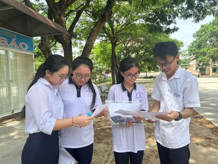  Sĩ tử điểm thi Trường THPT Hùng Vương (phường Quy Nhơn Bắc) thảo luận về đề thi. Ảnh: Thảo Khuy 