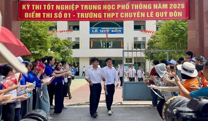 Sau hơn 120 phút làm bài, các thí sinh đầu tiên bước ra khỏi cổng điểm thi Trường THPT chuyên Lê Quý Đôn, mang theo những cảm xúc riêng về đề thi Ngữ văn. Ảnh: Huỳnh Vỹ 