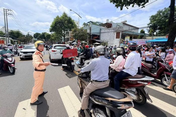  Đội CSGT đường bộ số 2 tuần tra, điều tiết giao thông ở các điểm thi tại khu vực phường Pleiku. Ảnh: Văn Ngọc 