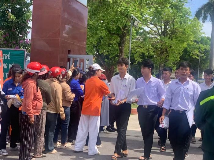  Phụ huynh hồi hộp đón đợi con sau giờ thi Ngữ văn. Ảnh: Thảo Khuy 